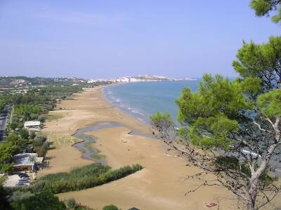 Strand von Vieste mit Stadt im Hintergrund