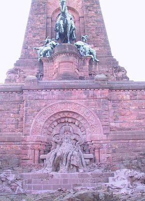 Kaiser Friedrich Barbarossa (unten) und Wilhelm I (oben)