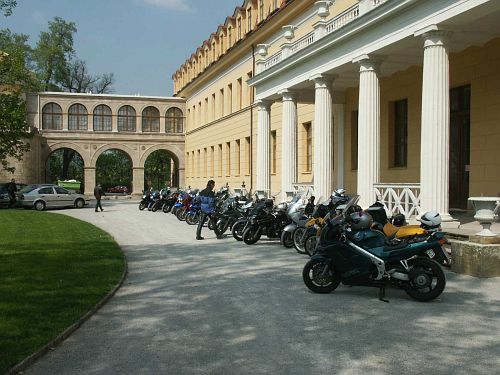 Parade vor dem Barockteil der Schlossanlage
