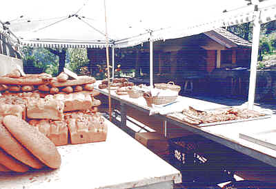 Frisch gebackenes Brot zum probieren und kaufen