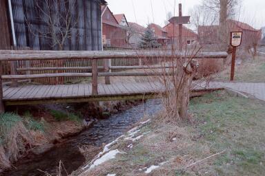 Der Steg, wo die b&ouml;sen Buben gemahlen wurden. Max-und Moritz M&uuml;hle