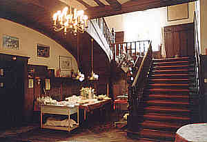 Das Treppenhaus mit Frühstücksbuffet