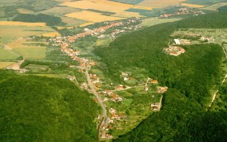 Luftbild mit Ort Großlohra und Burgruine