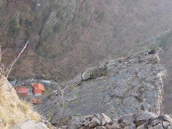 Blick von der Rosstrappe auf den Gasthof Königsruh