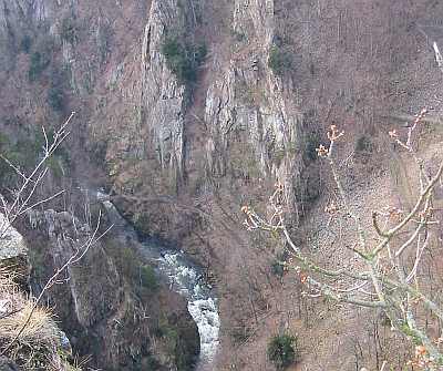 Blick auf die Teufelsbrücke, unter der das Wildwasser tobt